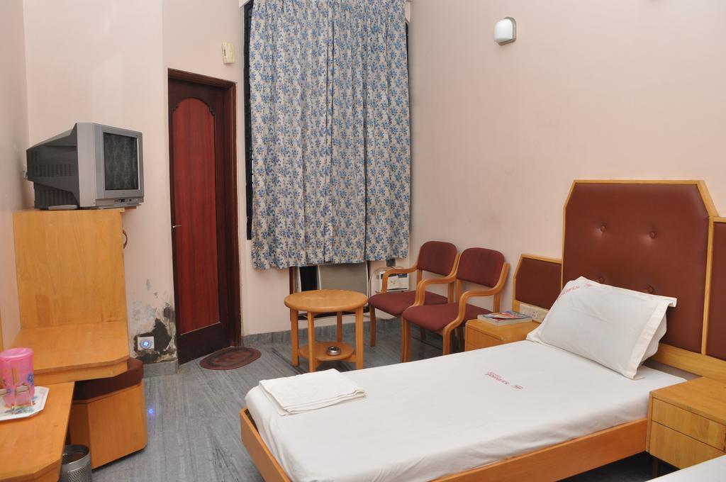 Hotel Pearls Madurai Bagian luar foto