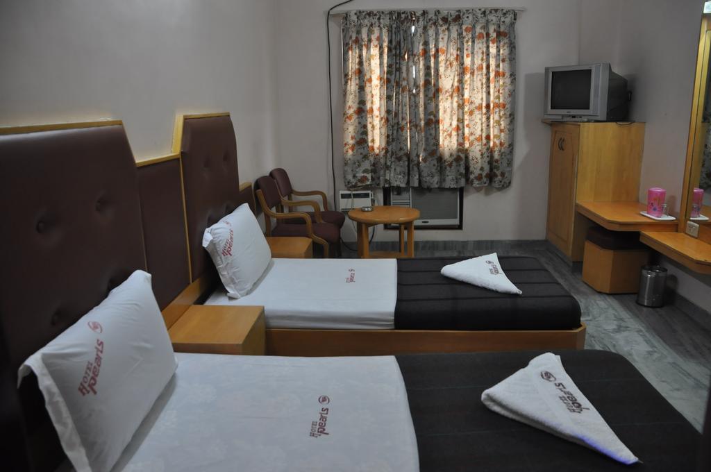 Hotel Pearls Madurai Bagian luar foto