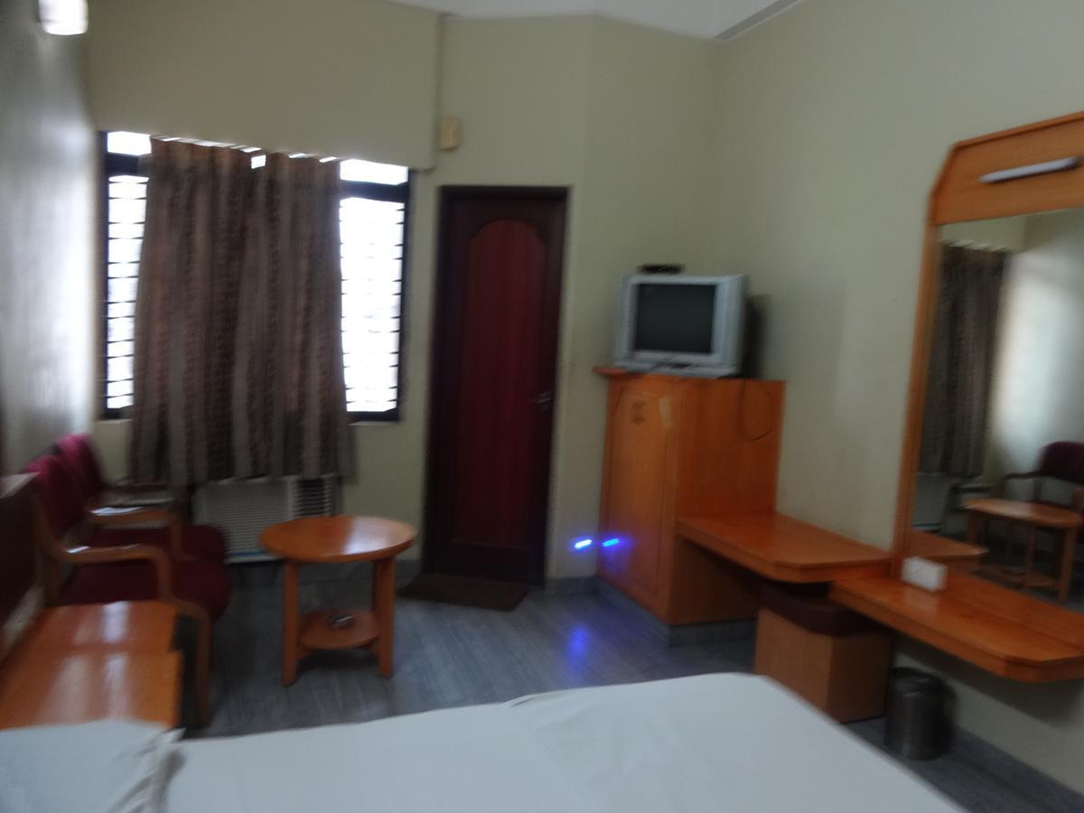 Hotel Pearls Madurai Bagian luar foto