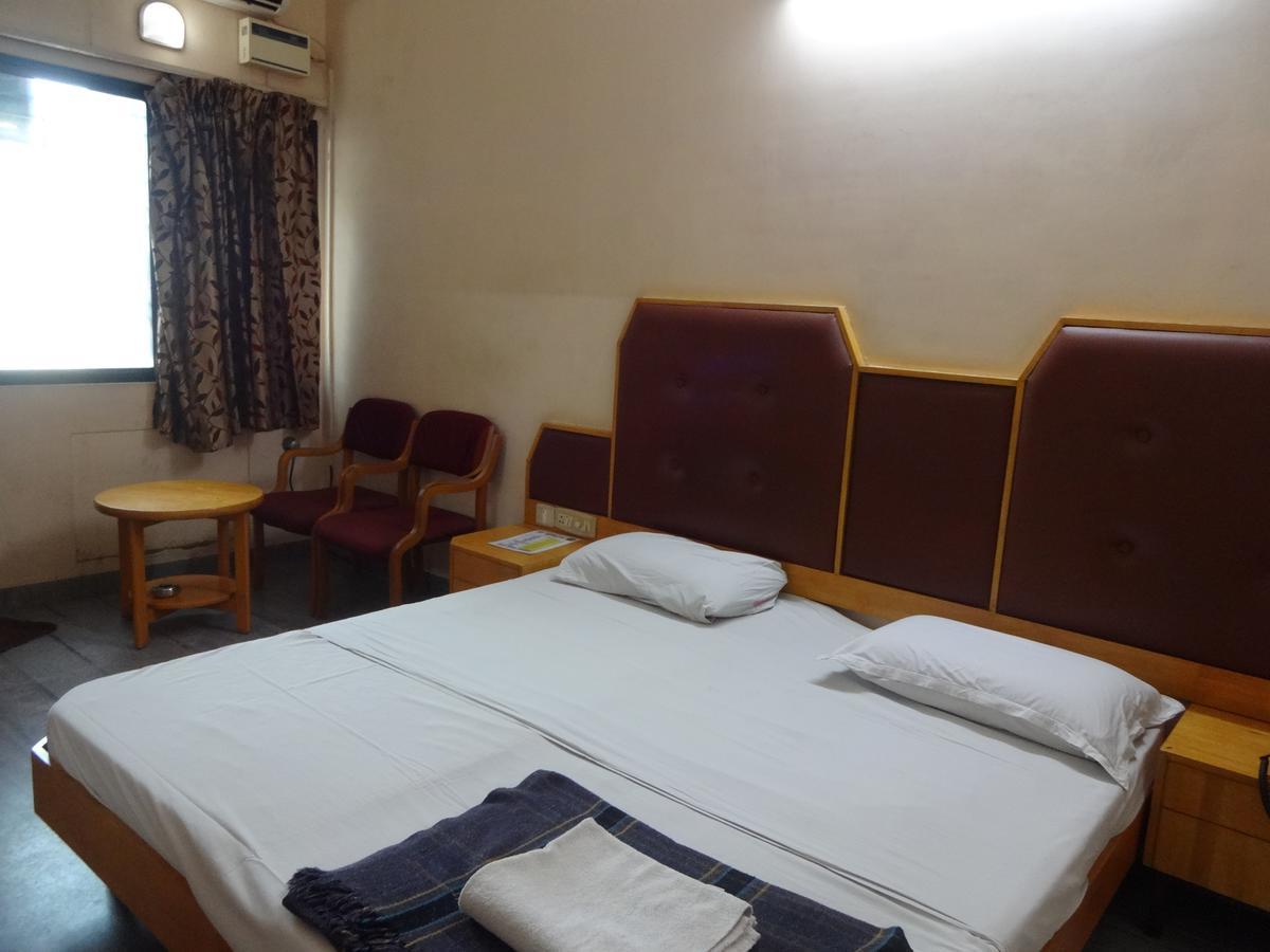 Hotel Pearls Madurai Bagian luar foto