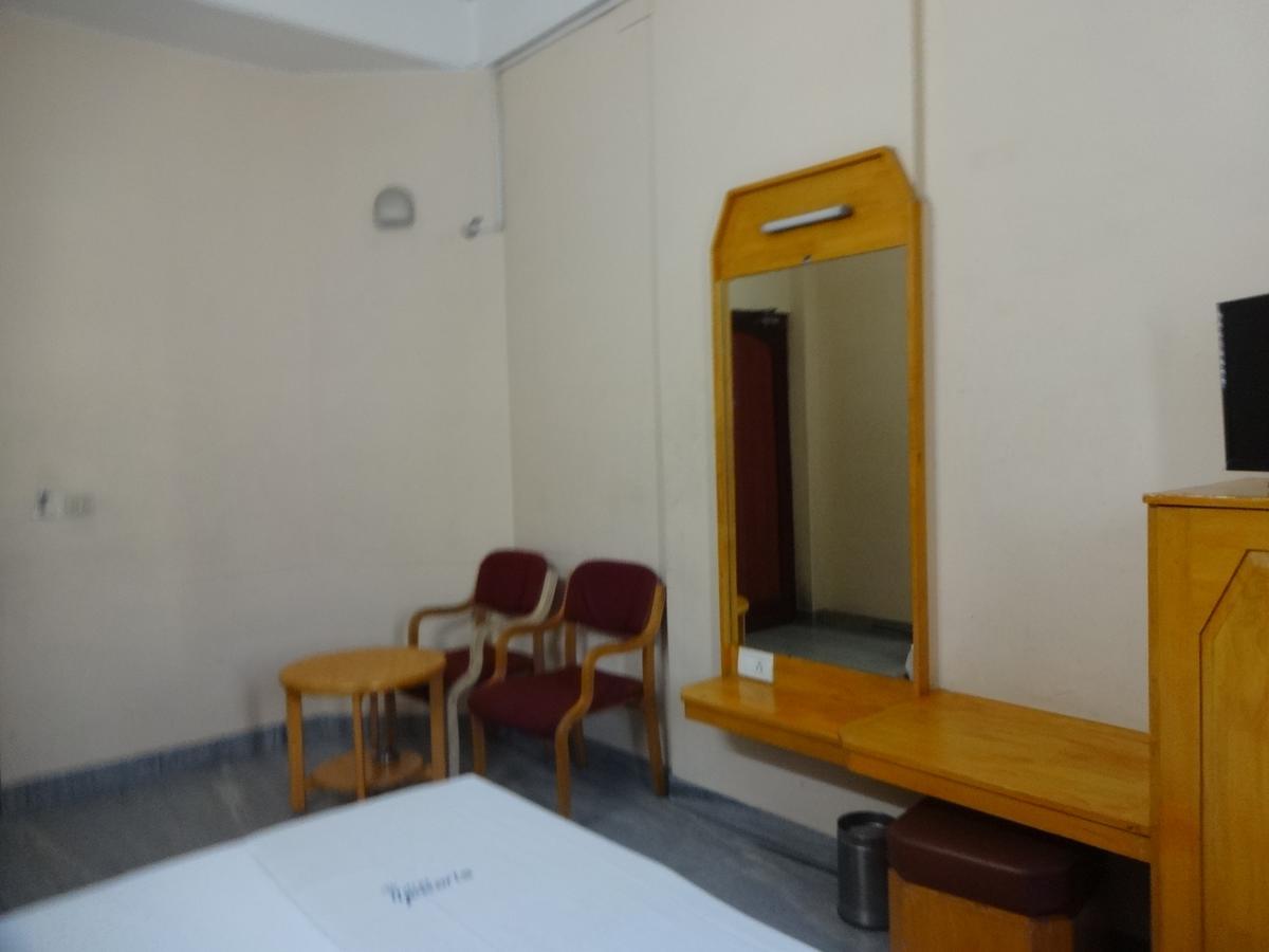 Hotel Pearls Madurai Bagian luar foto