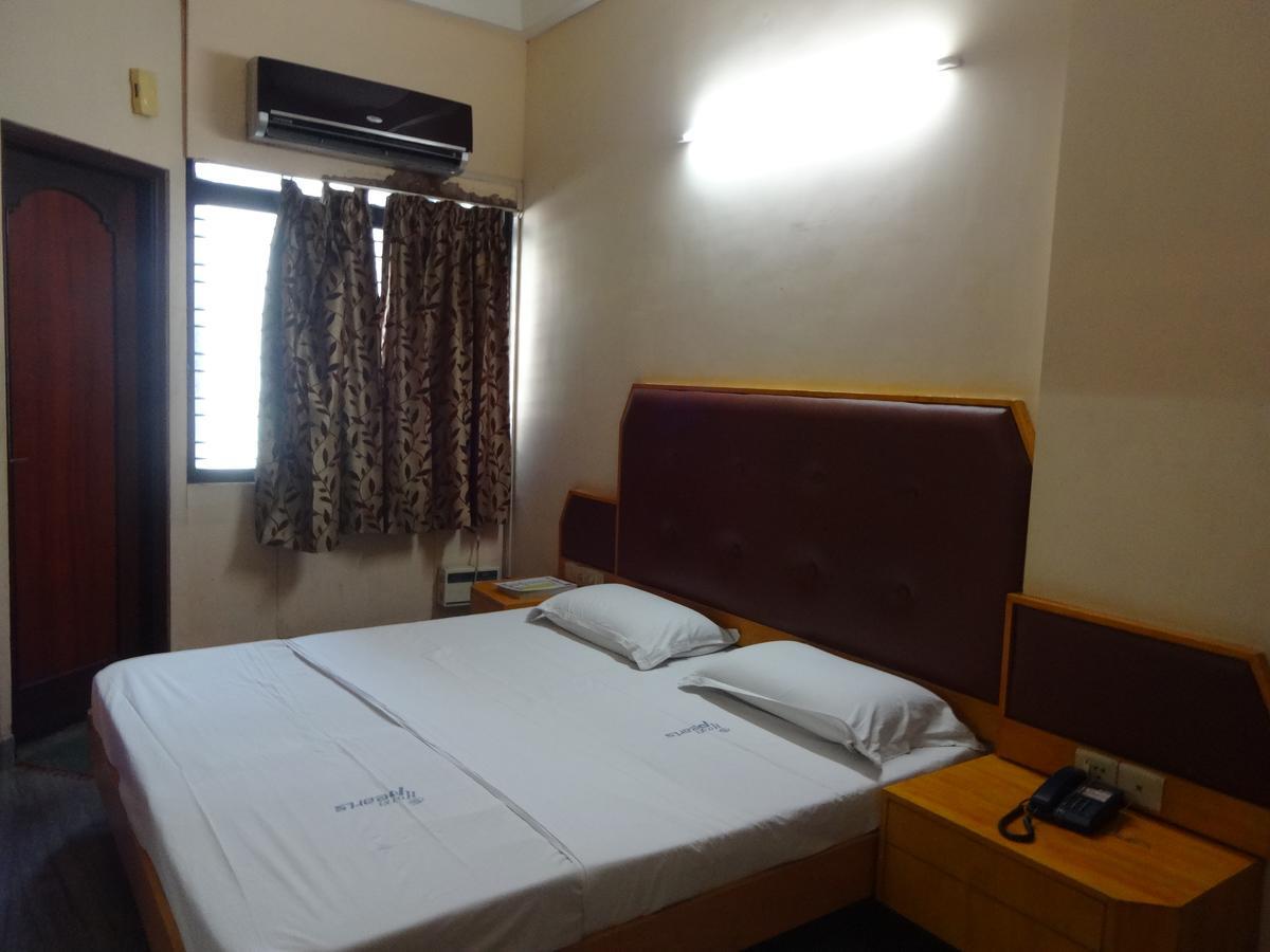 Hotel Pearls Madurai Bagian luar foto